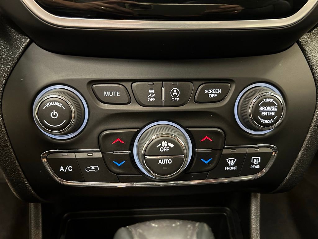 Used 2022 Jeep Cherokee Limited image 24