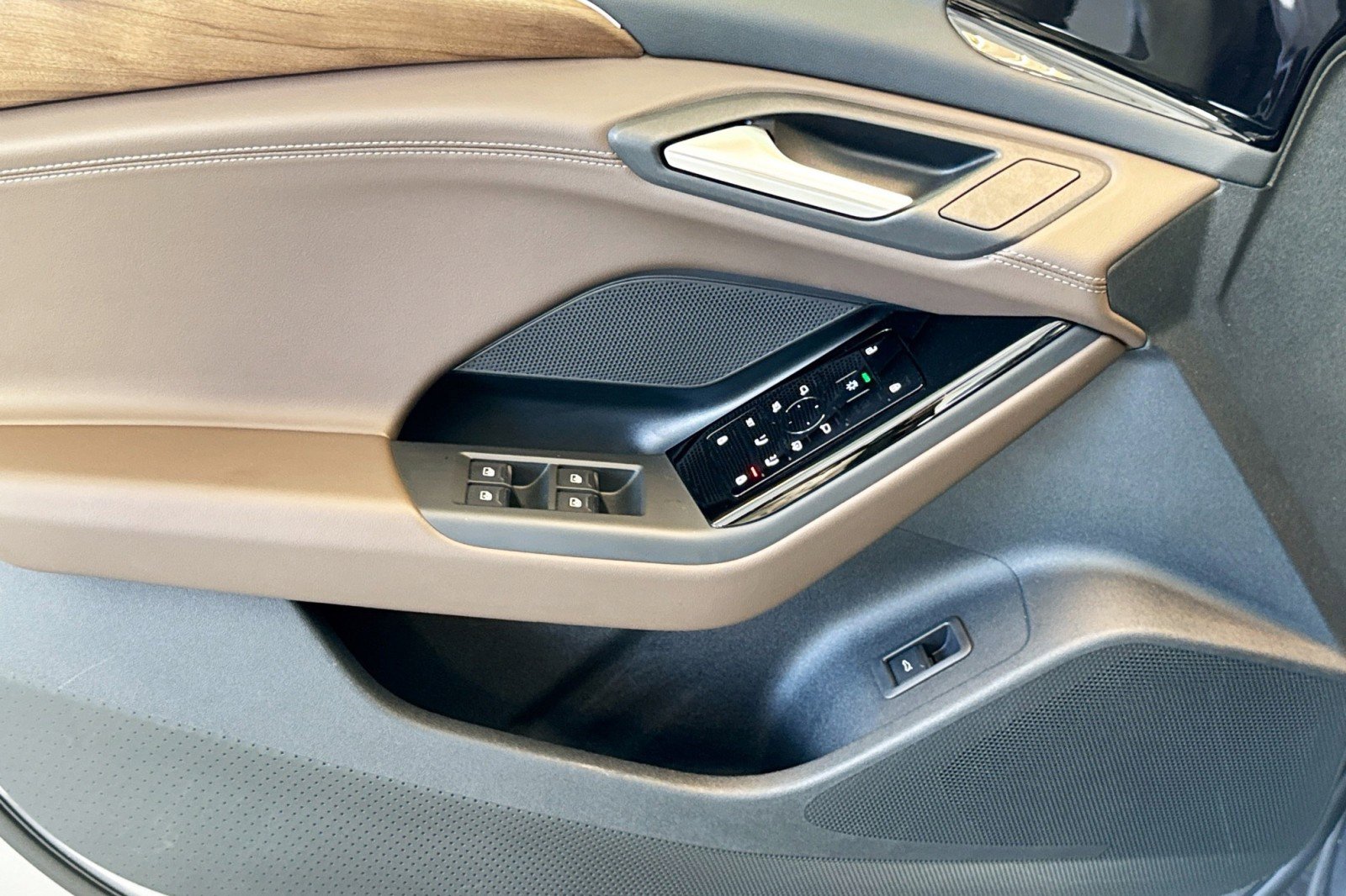 Used 2025 Audi A6 e-tron Premium w/ Convenience Package image 17