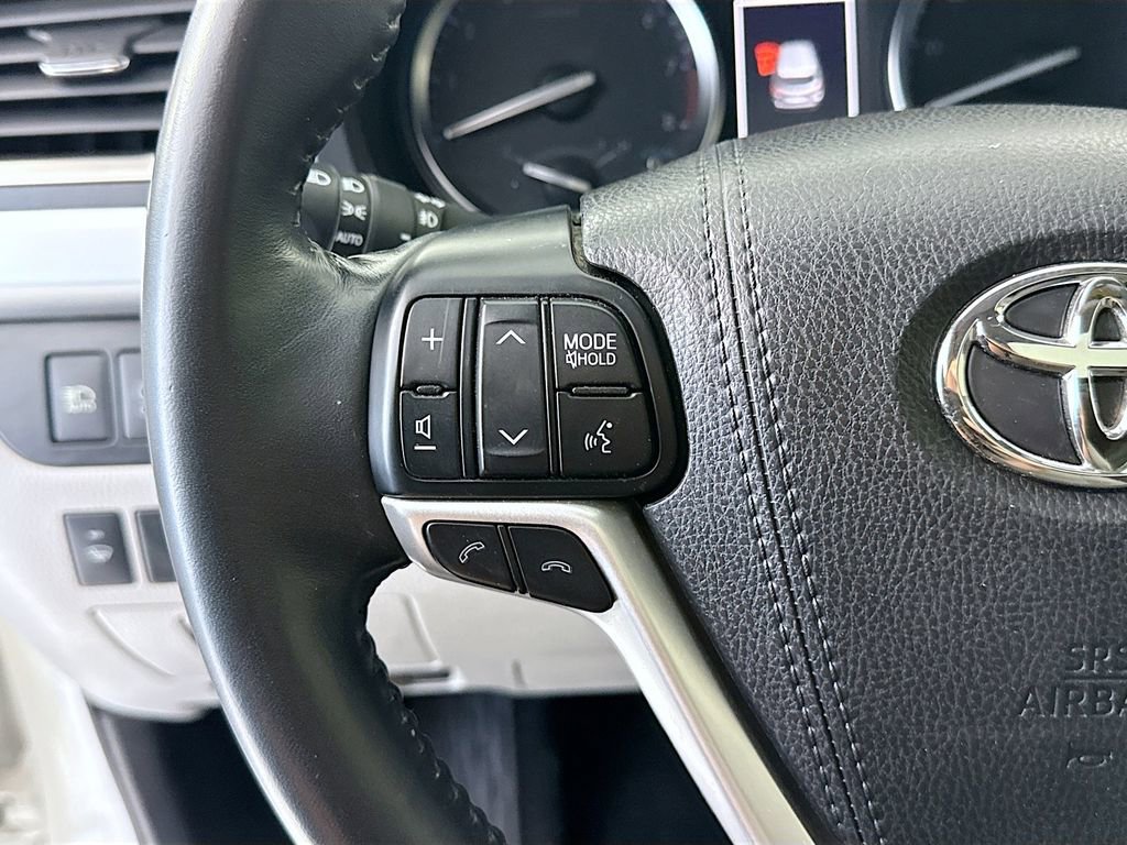 Used 2018 Toyota Highlander Limited FWD image 11