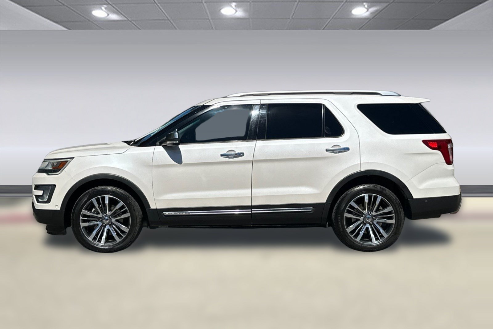 Used 2016 Ford Explorer Platinum AWD/4WD image 2