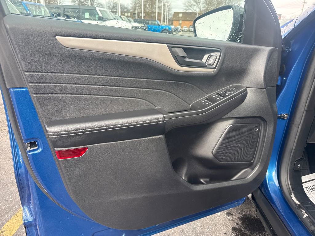 Used 2022 Ford Escape SE w/ SE Sport Appearance Package image 29