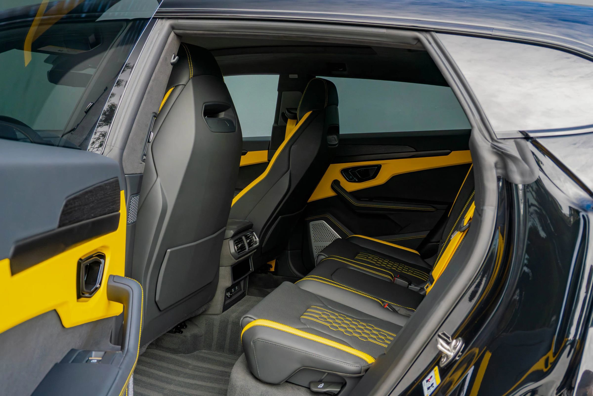 Used 2025 Lamborghini Urus SE image 56