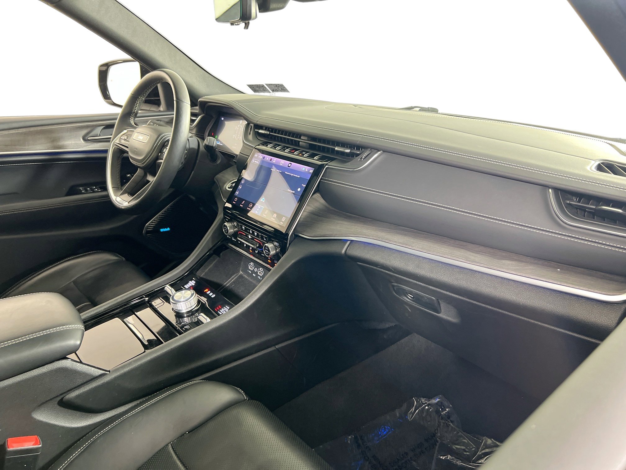 Used 2022 Jeep Grand Cherokee Overland w/ Luxury Tech Group IV image 28