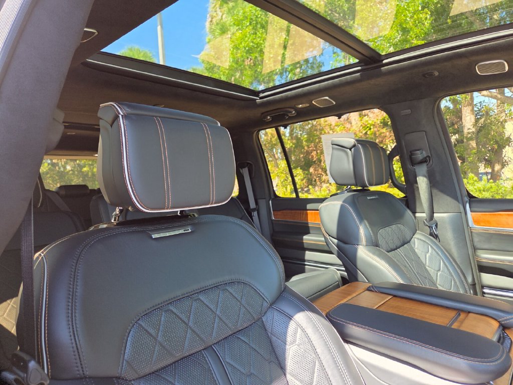 Used 2023 Jeep Grand Wagoneer Series III AWD/4WD image 12