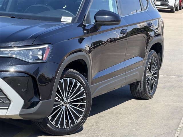 Used 2025 Volkswagen Taos SE image 3