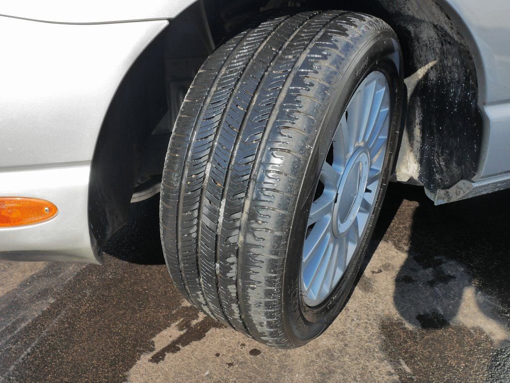 Used 2005 Ford Thunderbird image 25