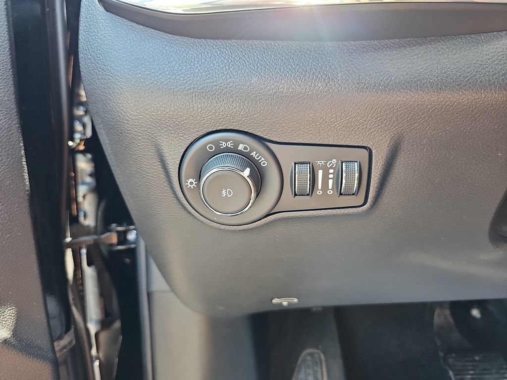 Used 2023 Jeep Compass Limited w/ Sun and Sound Group AWD/4WD image 34