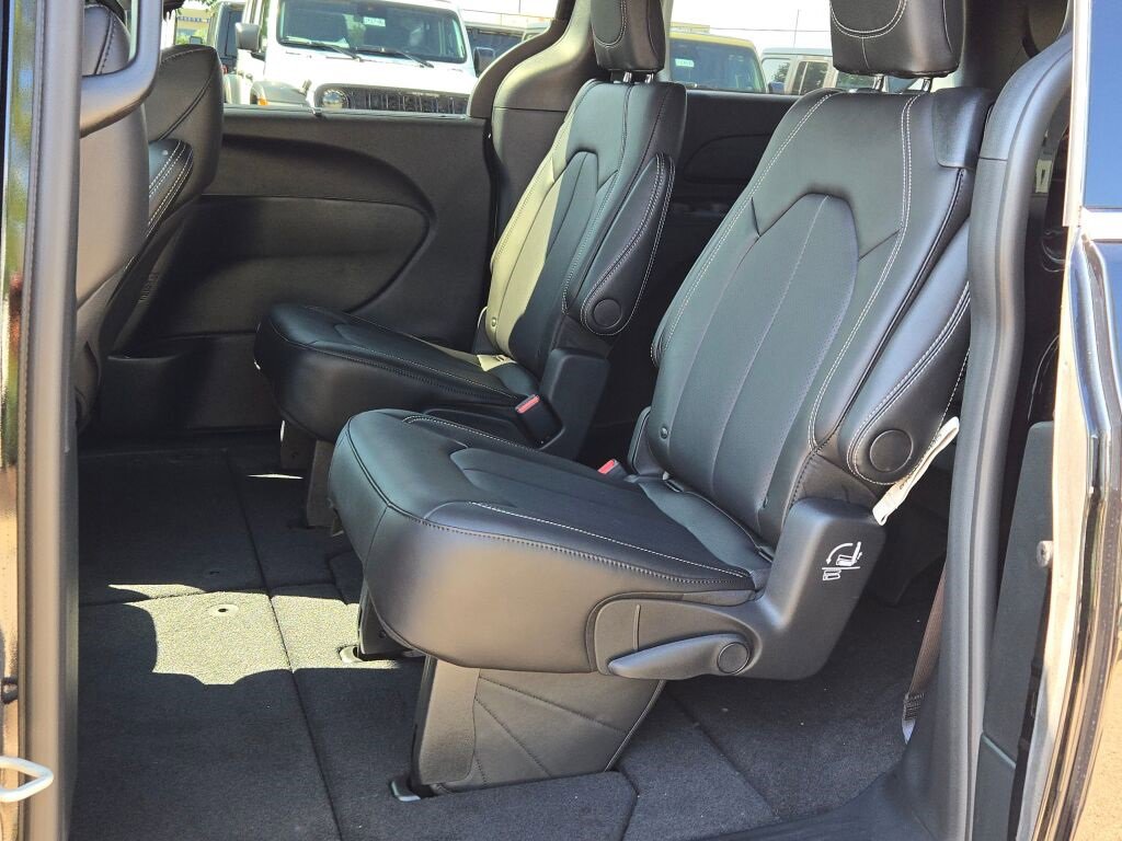 New 2026 Chrysler Pacifica Select image 17