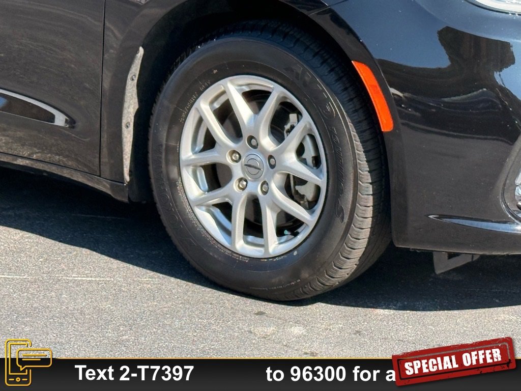 Used 2024 Chrysler Pacifica Touring-L image 26