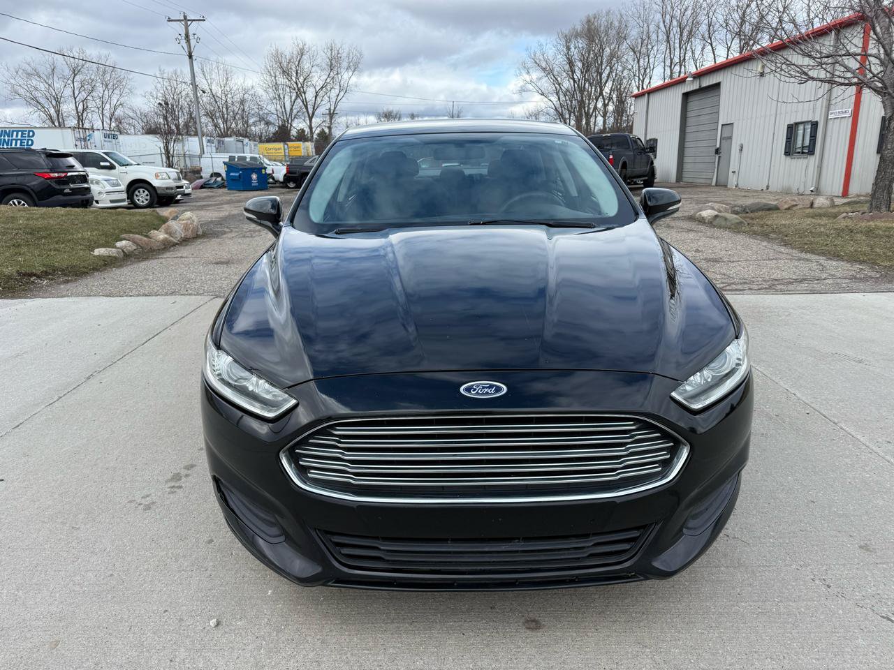 Used 2016 Ford Fusion SE FWD image 2
