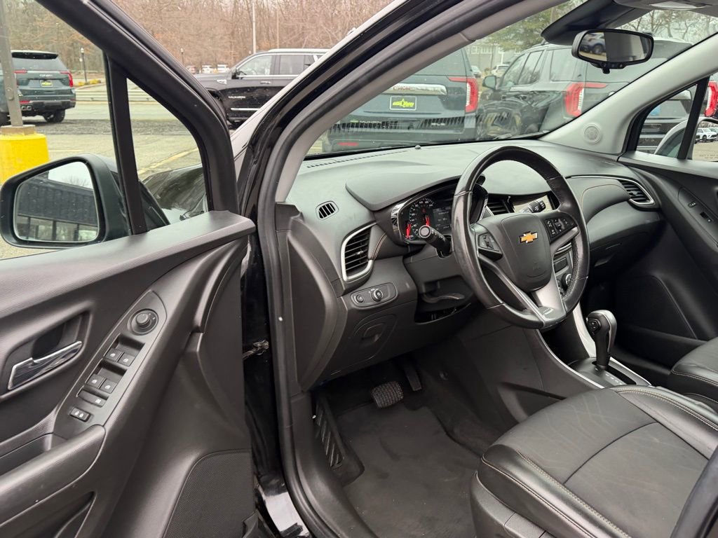 Used 2019 Chevrolet Trax LT w/ LT Convenience Package image 17