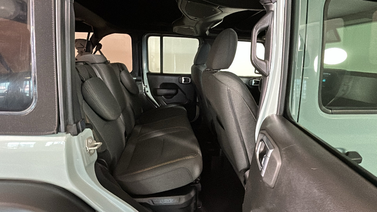 Used 2024 Jeep Wrangler Unlimited AWD/4WD image 34