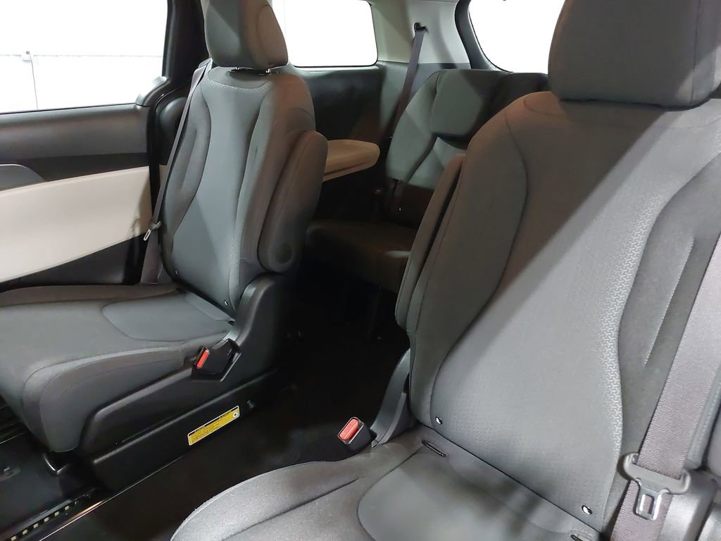 Used 2023 Kia Carnival LX image 13