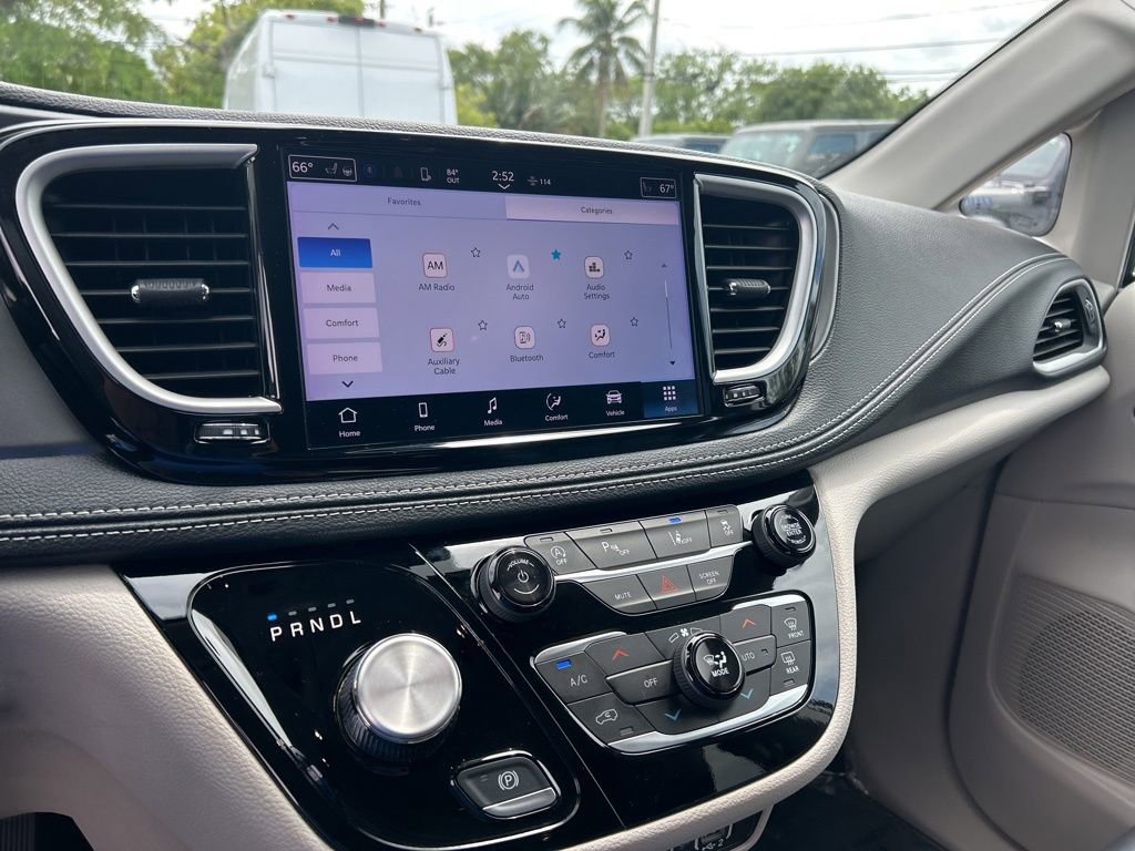 Used 2024 Chrysler Pacifica Touring-L image 11