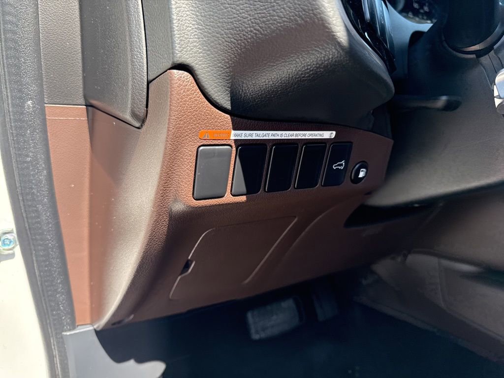 Used 2018 Mitsubishi Outlander 4WD Plug-In Hybrid image 15