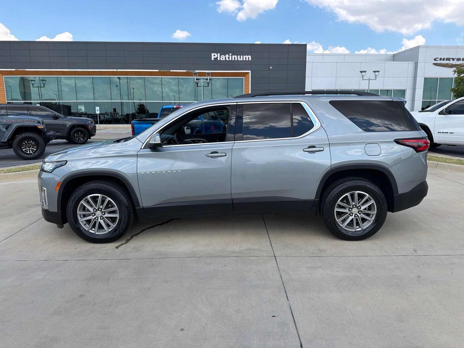 Used 2023 Chevrolet Traverse LT FWD image 2