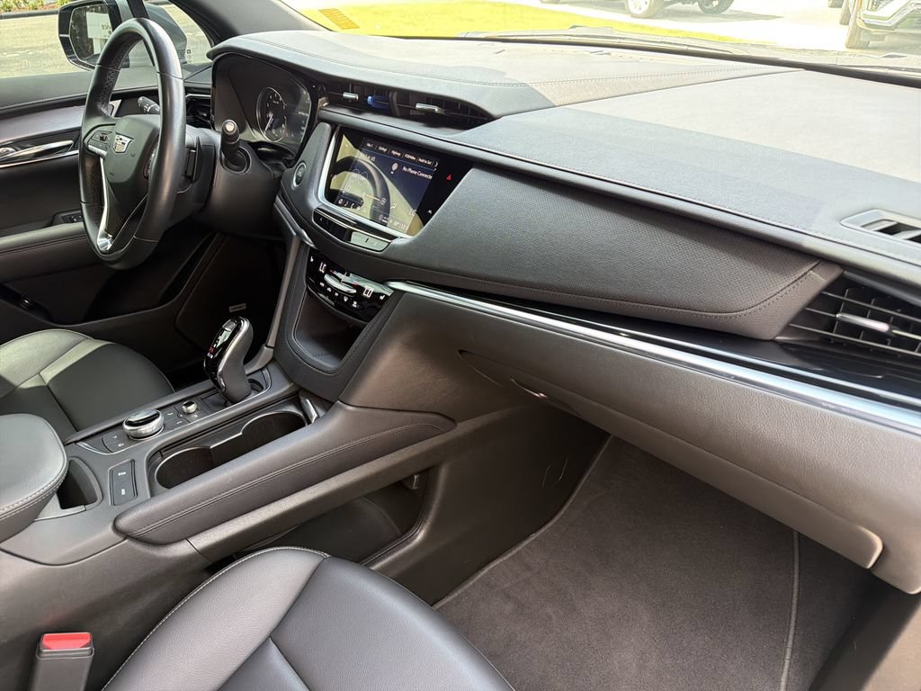 Certified 2025 Cadillac XT6 Luxury FWD image 15