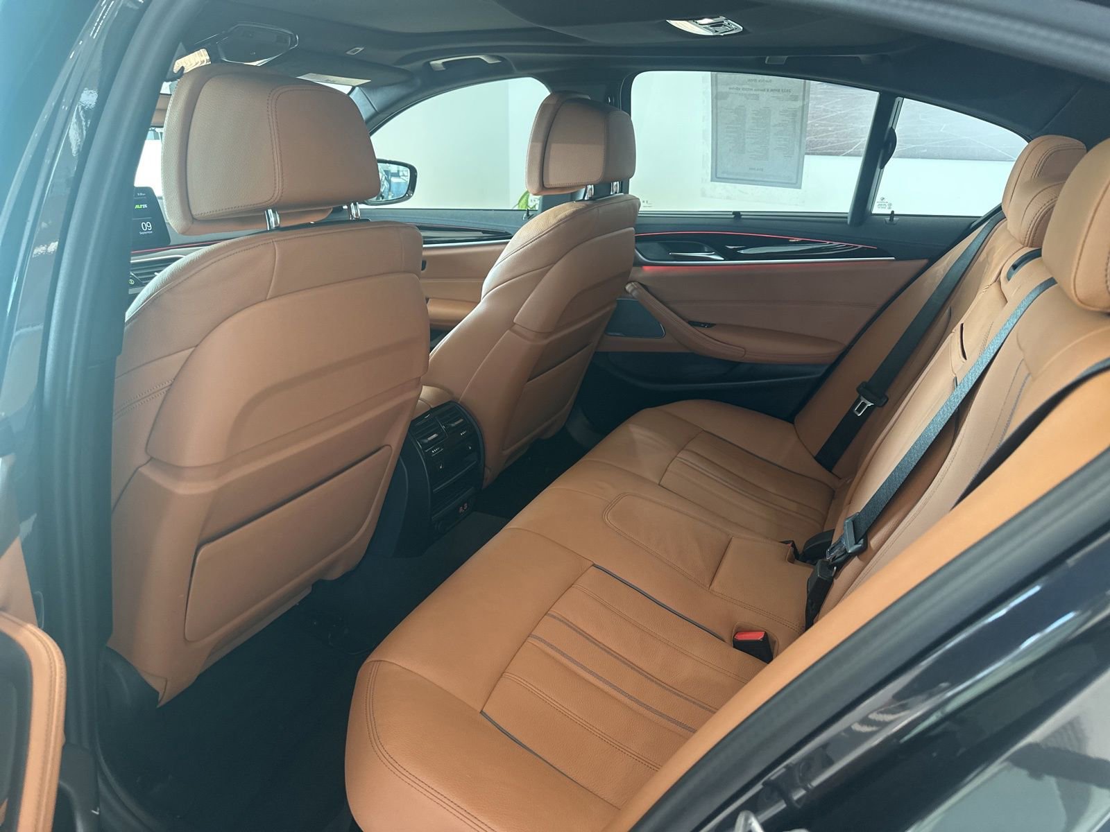 Used 2023 BMW M550i xDrive w/ Dynamic Handling Package image 33