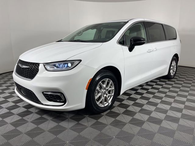 Used 2024 Chrysler Pacifica Touring-L FWD image 5