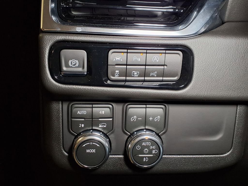 New 2026 GMC Yukon Denali w/ Sun & Power Step Package AWD/4WD image 17