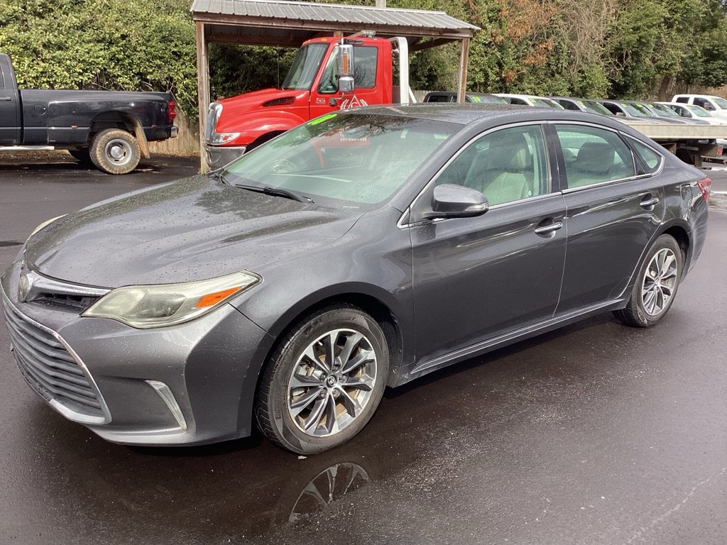 Used 2018 Toyota Avalon XLE image 3