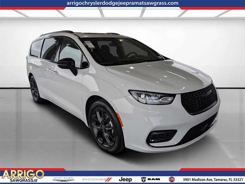 New 2025 Chrysler Pacifica Limited