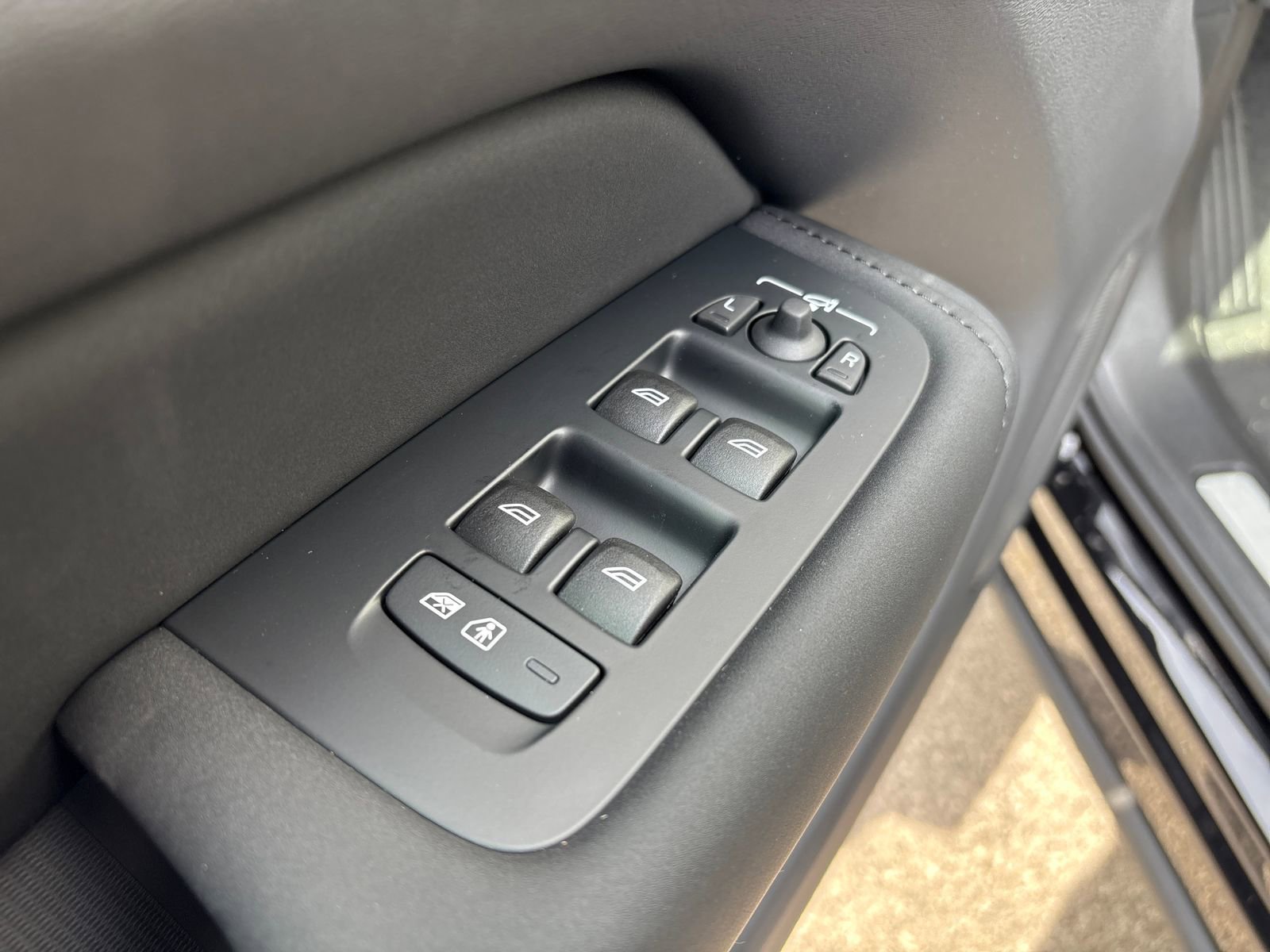 New 2026 Volvo XC60 B5 Ultra w/ Climate Package image 11