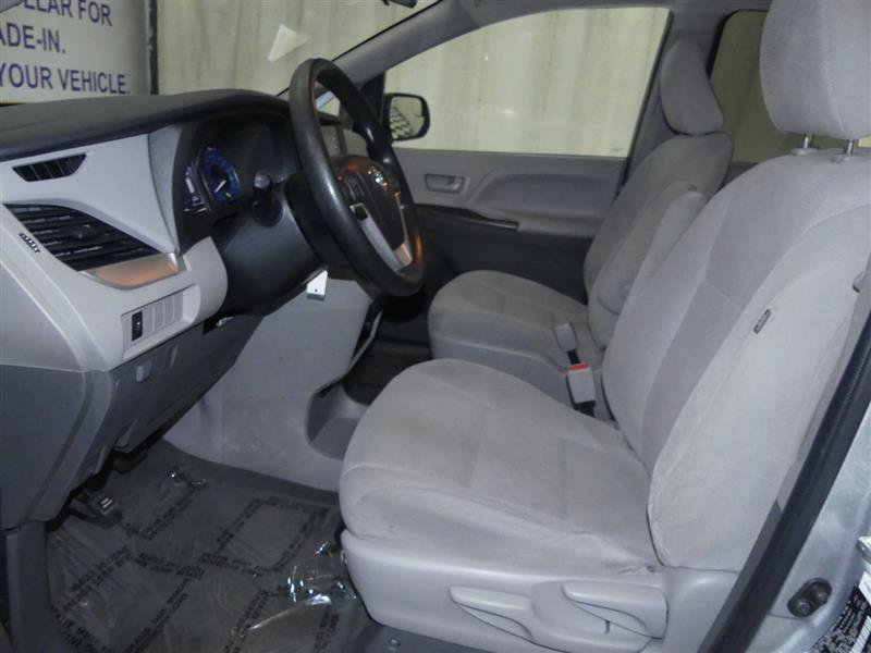 Used 2020 Toyota Sienna L FWD image 17