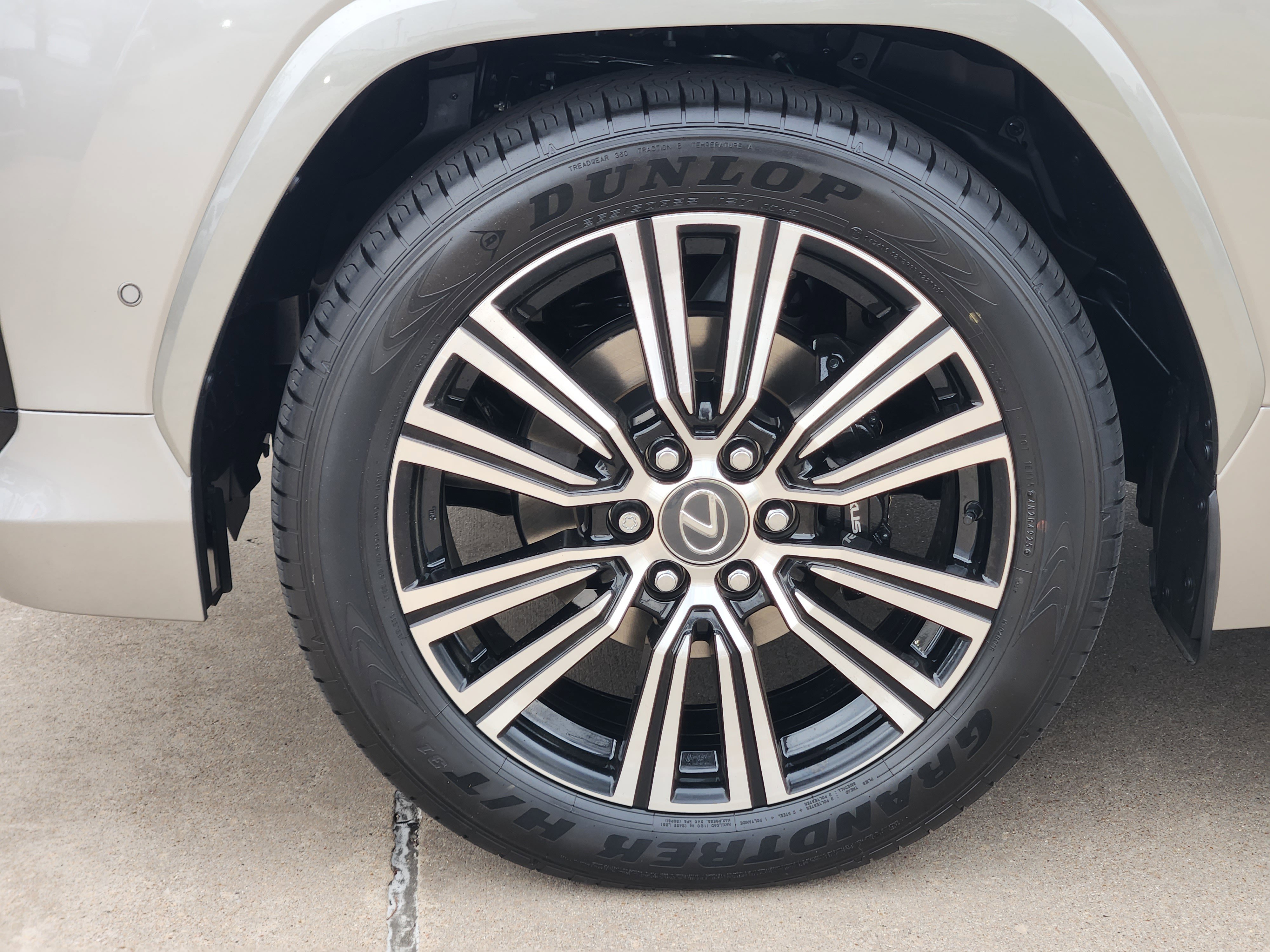 New 2026 Lexus LX 700h Luxury image 6