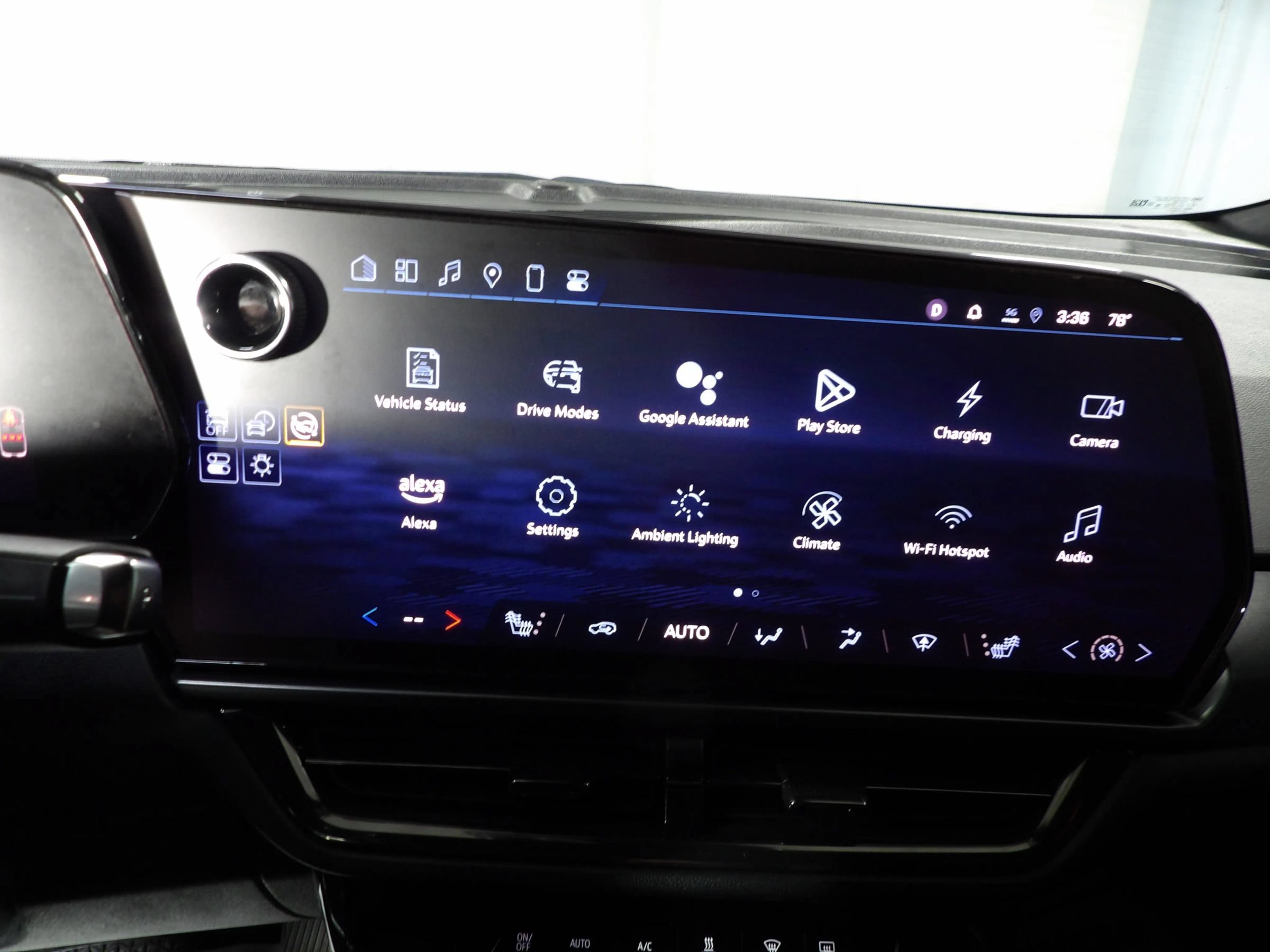 Used 2024 Chevrolet Equinox EV RS FWD image 25