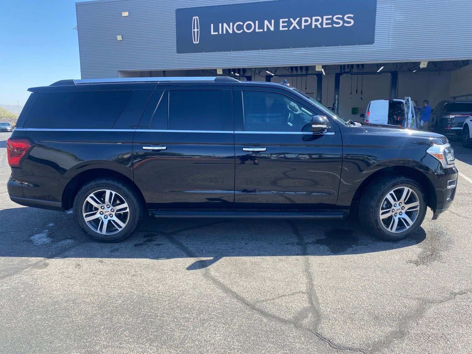 Used 2024 Ford Expedition Max Limited AWD/4WD image 4