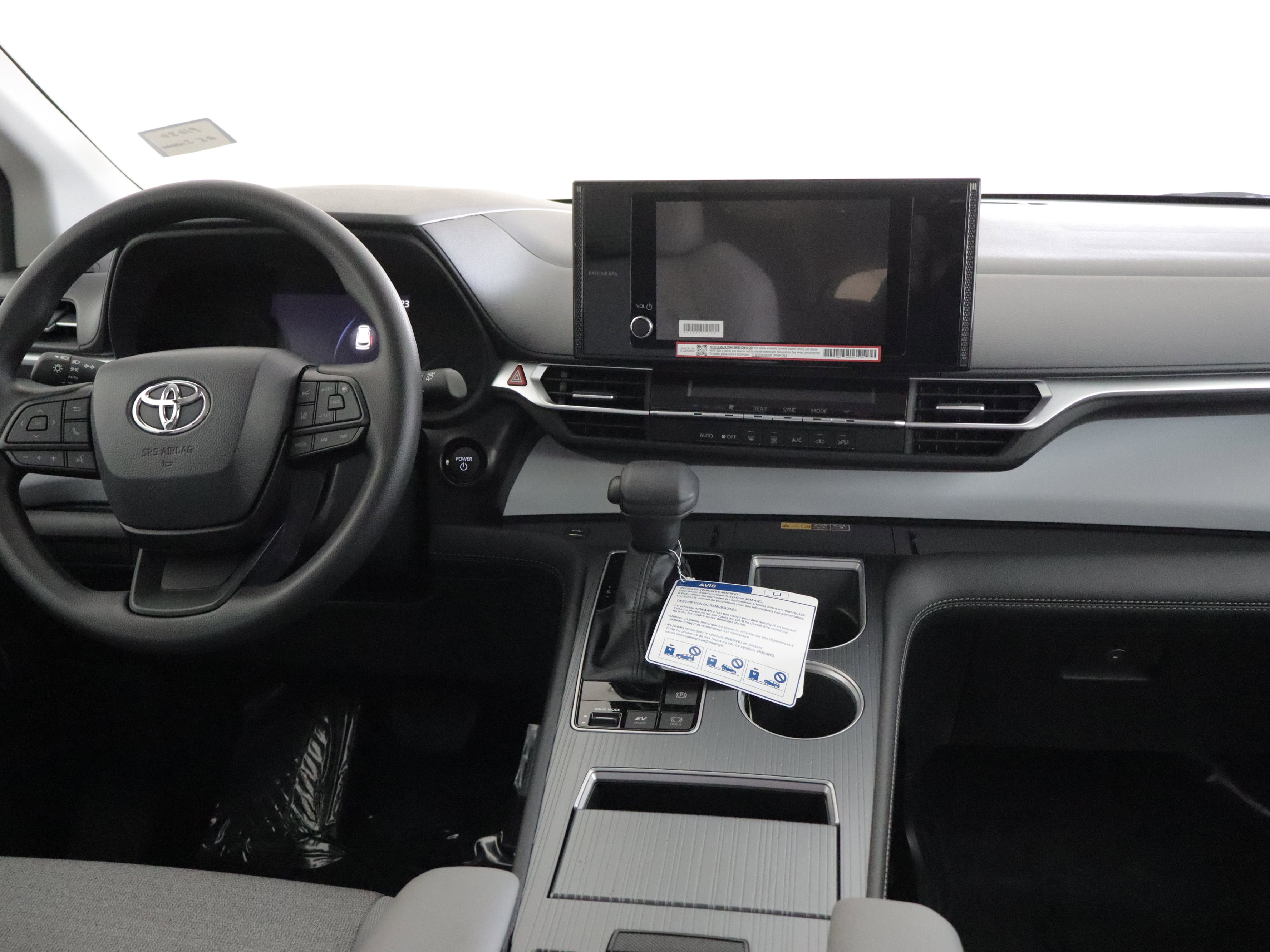 Used 2025 Toyota Sienna LE image 2