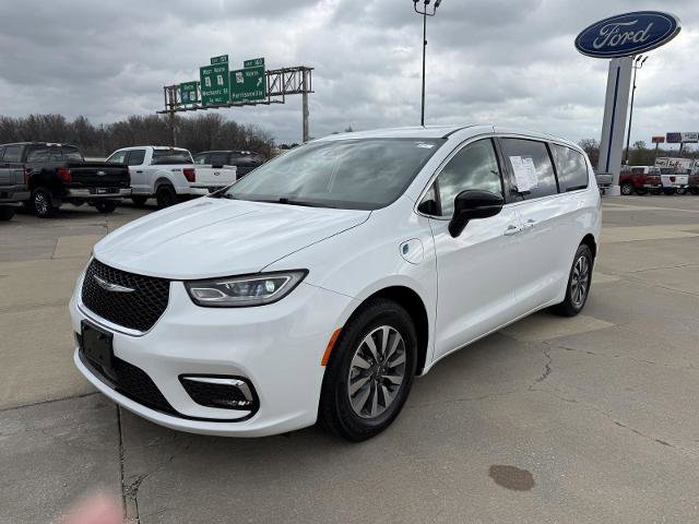 Used 2024 Chrysler Pacifica Limited image 4