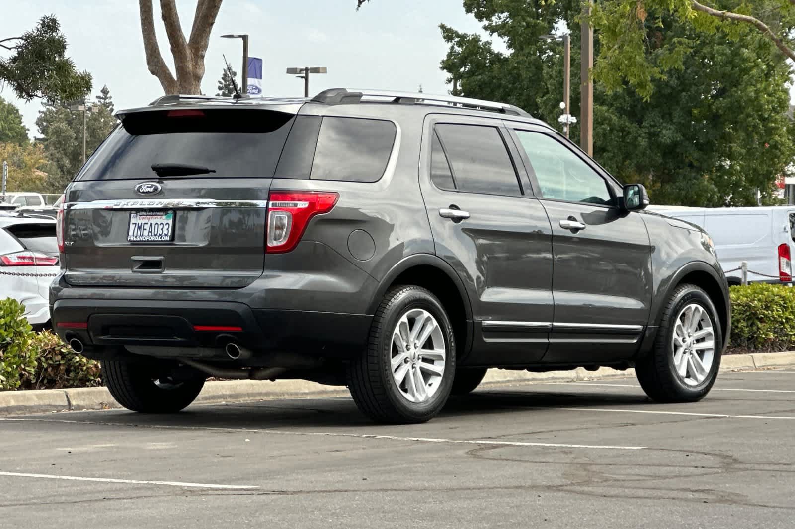 Used 2015 Ford Explorer XLT w/ Equipment Group 202B FWD image 2