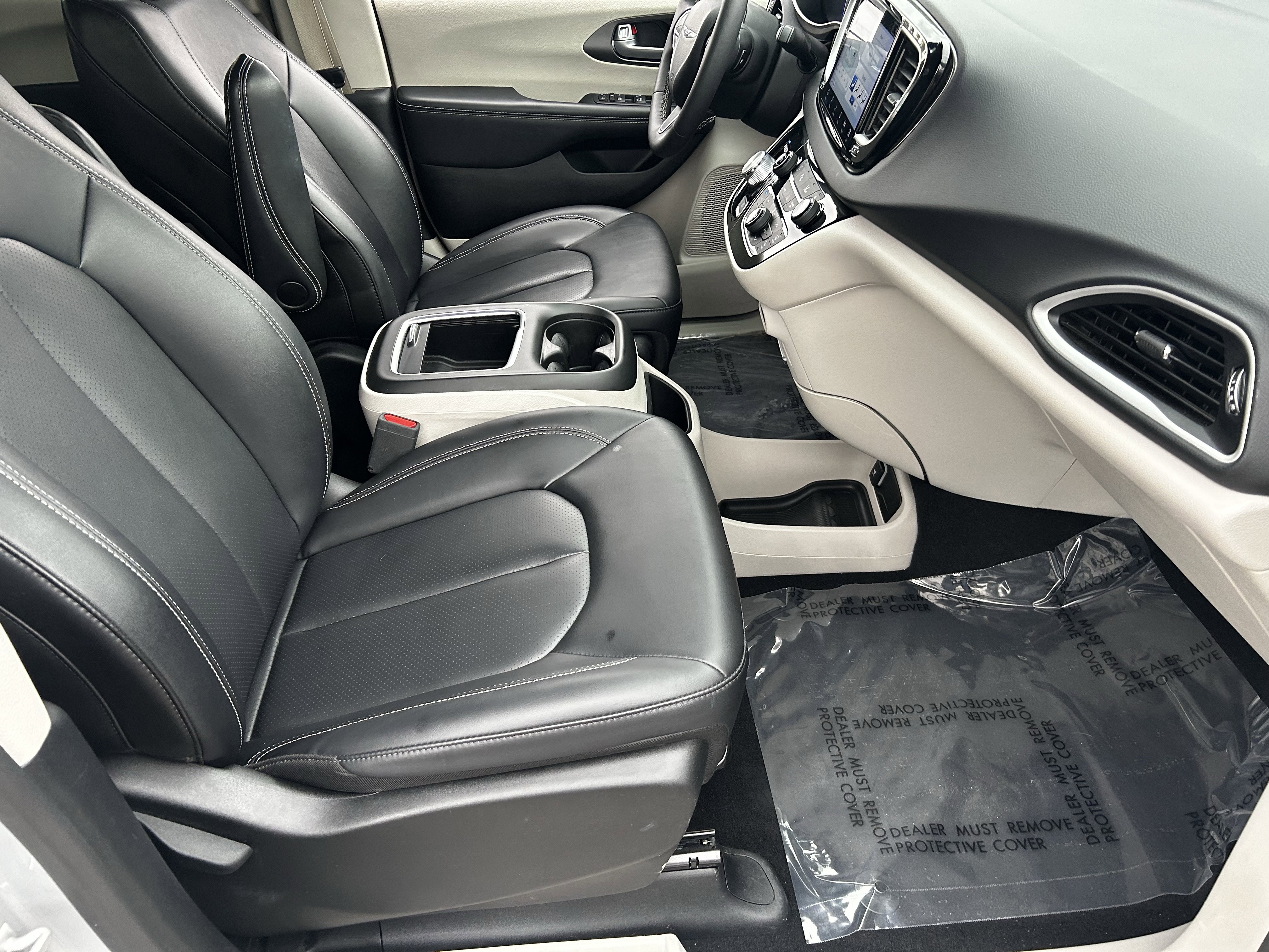 Certified 2024 Chrysler Pacifica Touring-L image 10