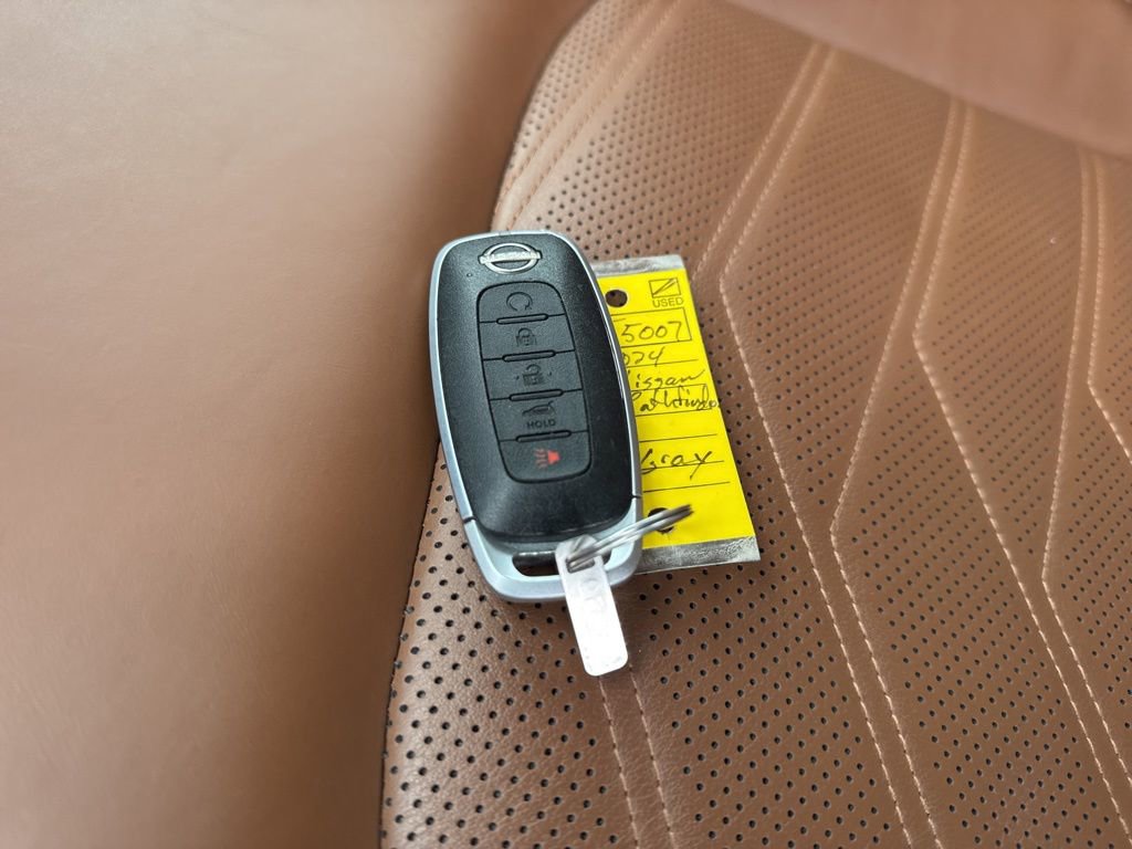 Used 2024 Nissan Pathfinder Platinum image 39