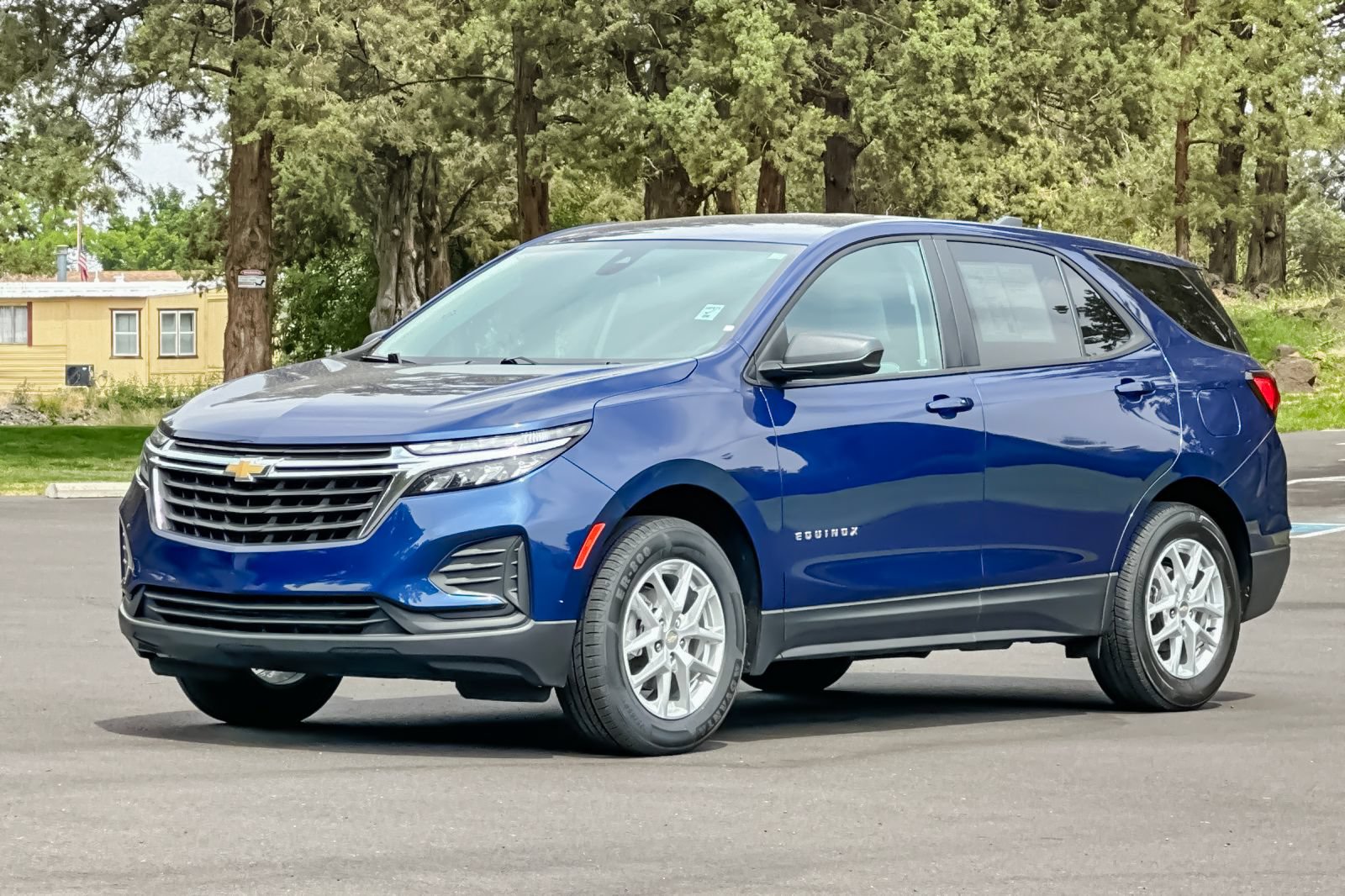 Used 2023 Chevrolet Equinox LS w/ LS Convenience Package AWD/4WD image 9