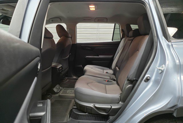 Used 2023 Toyota Highlander LE AWD/4WD image 17