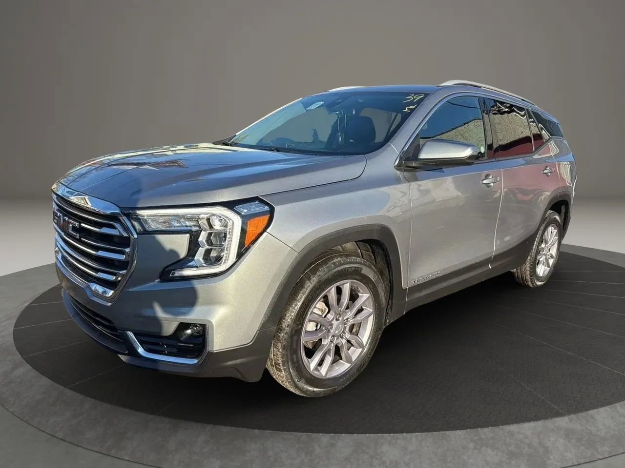 Used 2024 GMC Terrain SLT image 1