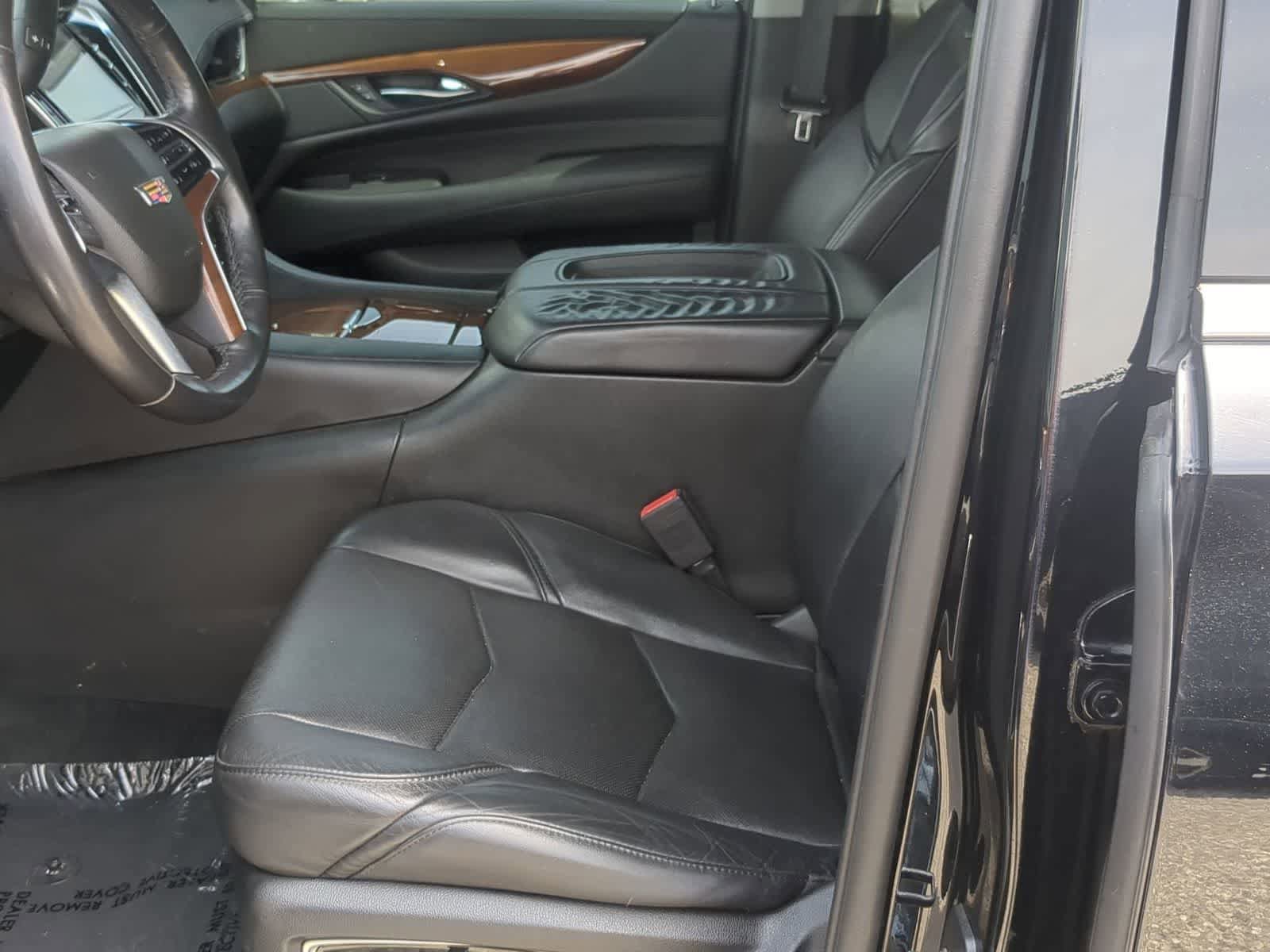 Used 2018 Cadillac Escalade Luxury AWD/4WD image 16
