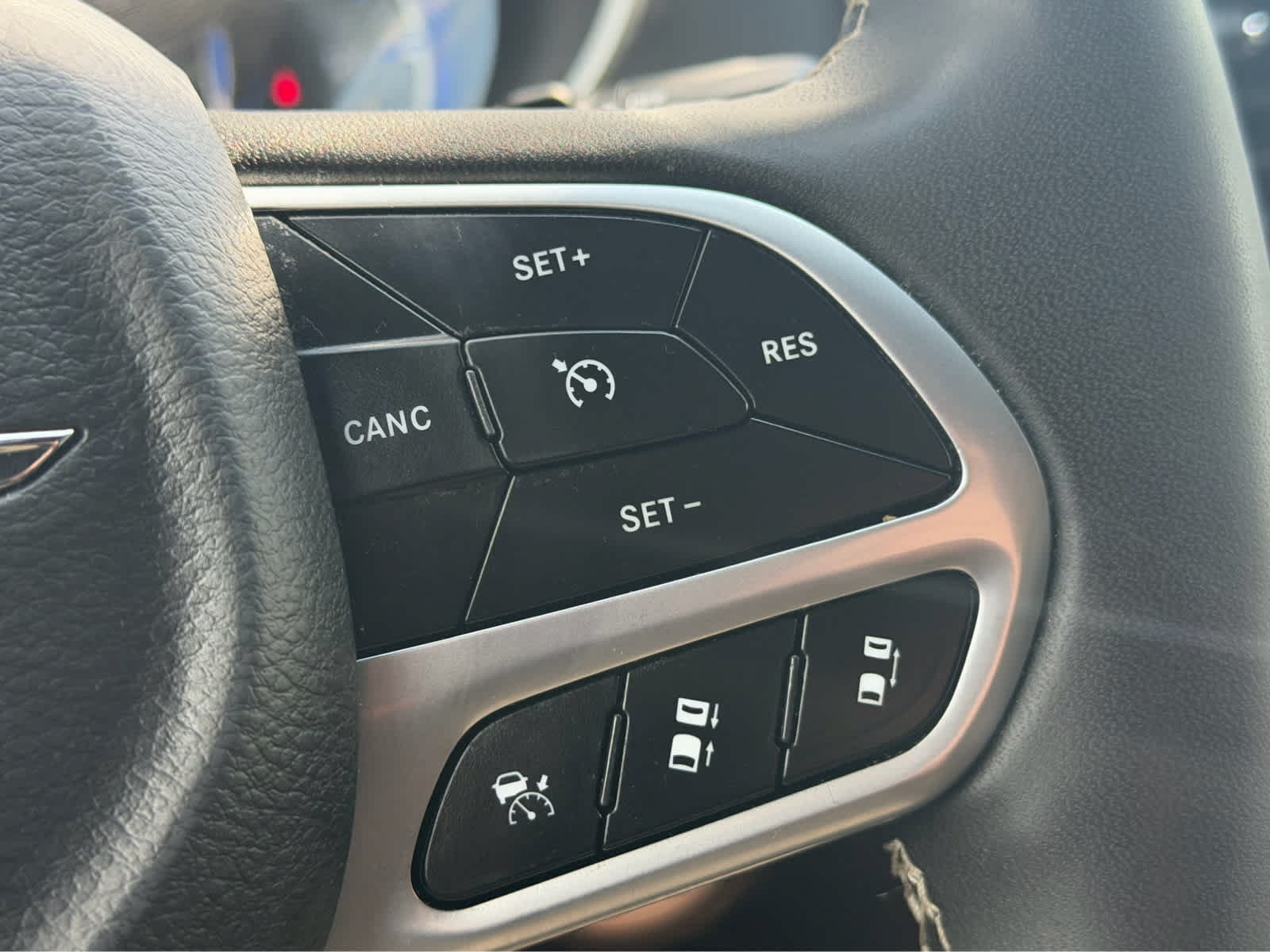 Used 2025 Chrysler Pacifica Select FWD image 16