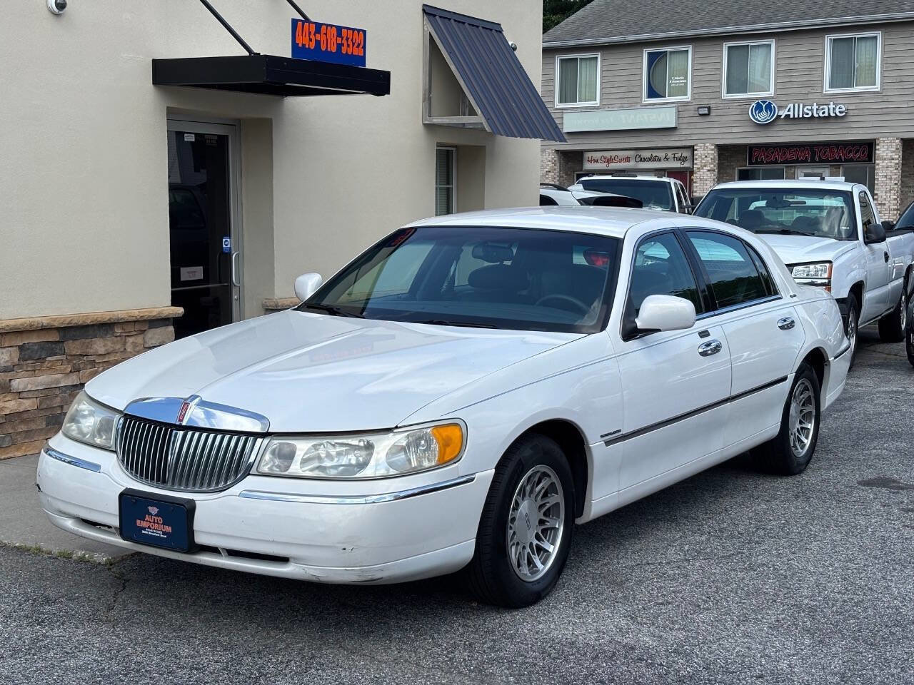 Used 2000 Lincoln Town Car Signature