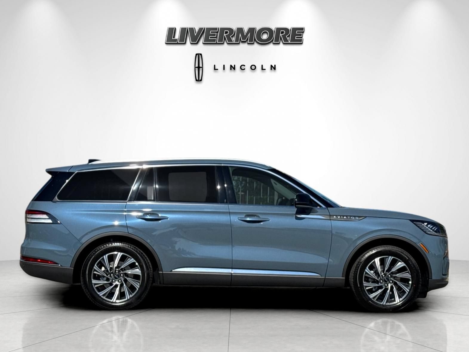 New 2026 Lincoln Aviator 2WD image 2