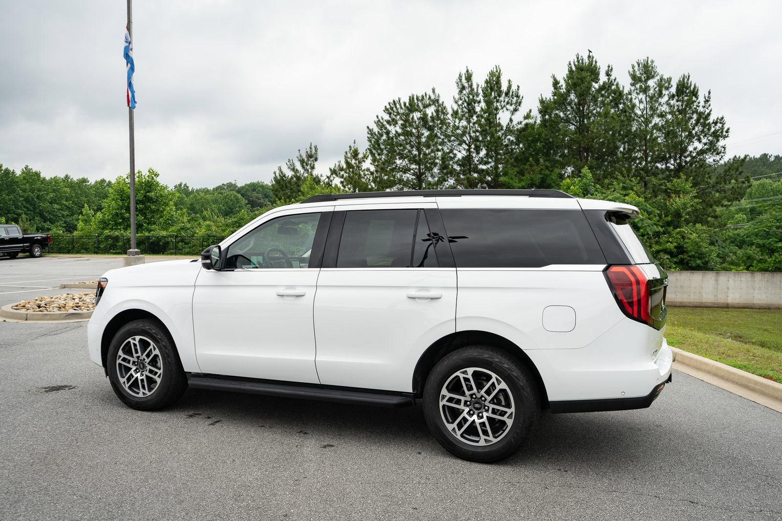 Used 2025 Ford Expedition Active AWD/4WD image 7