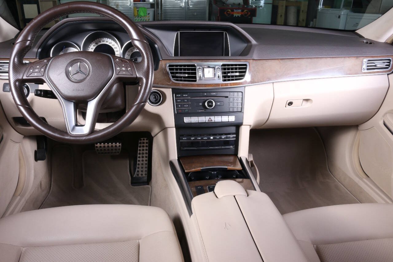 Used 2016 Mercedes-Benz E 350 Sedan image 3