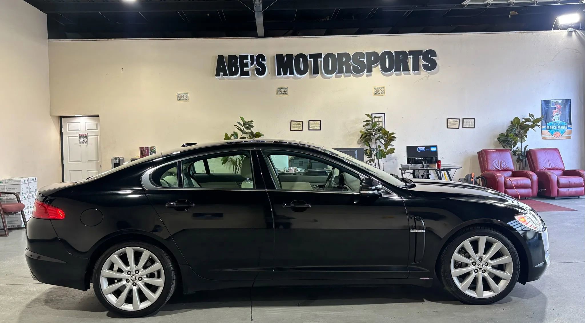 Used 2010 Jaguar XF Premium image 3