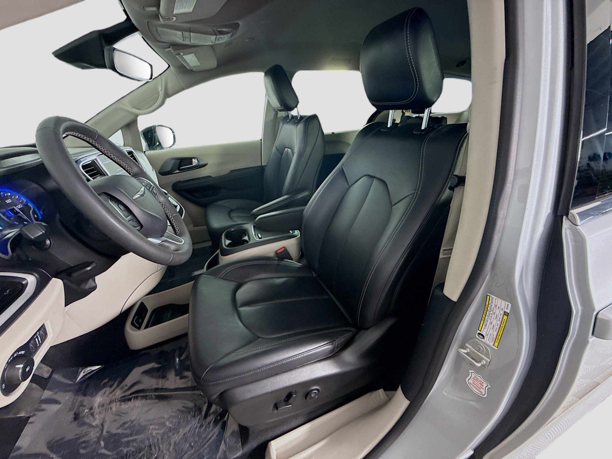 Used 2024 Chrysler Pacifica Touring-L image 22
