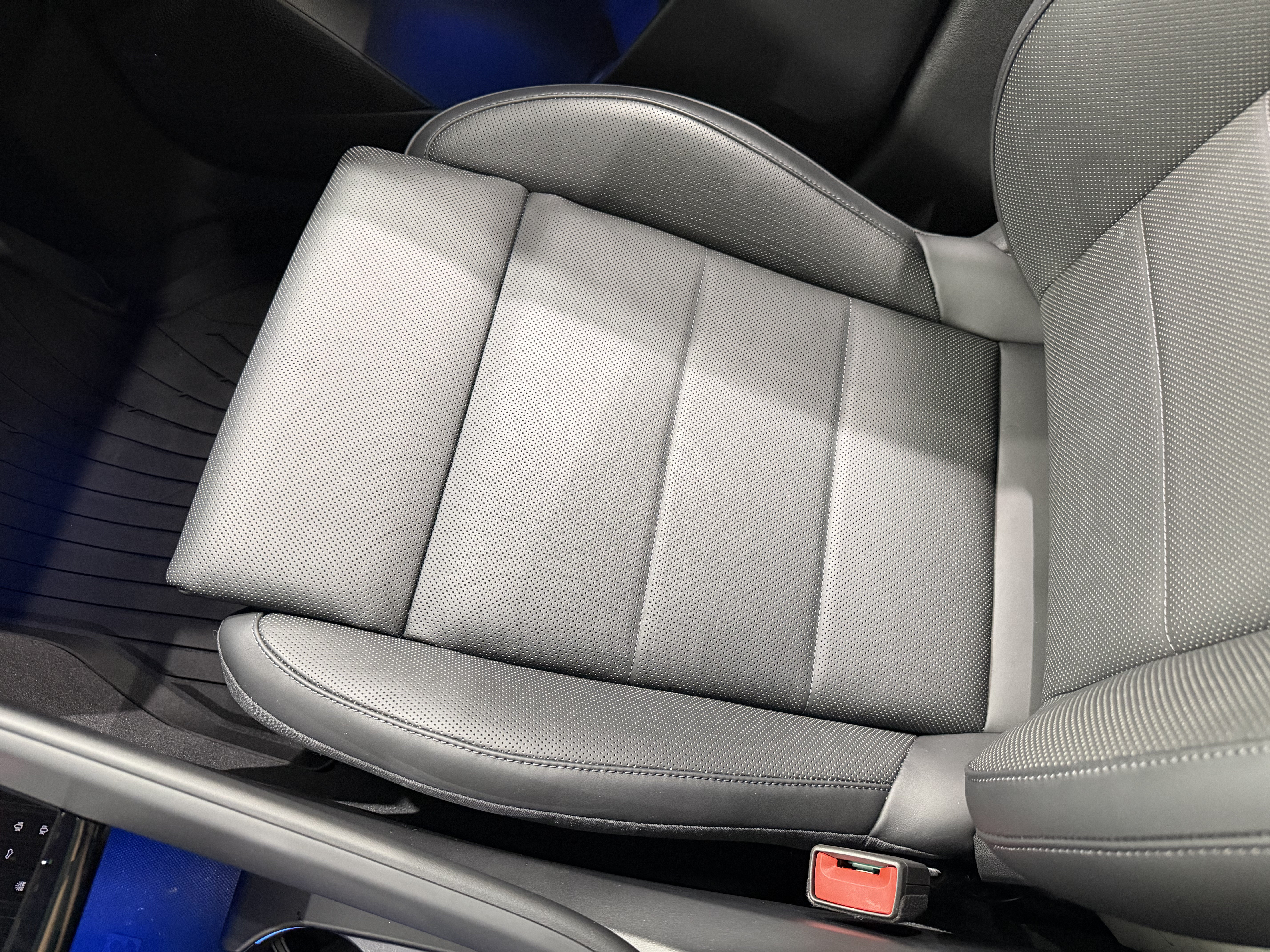 Certified 2025 Porsche Macan Electric RWD image 56