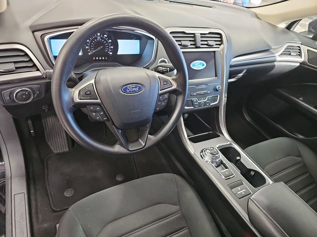 Used 2020 Ford Fusion SE FWD image 15