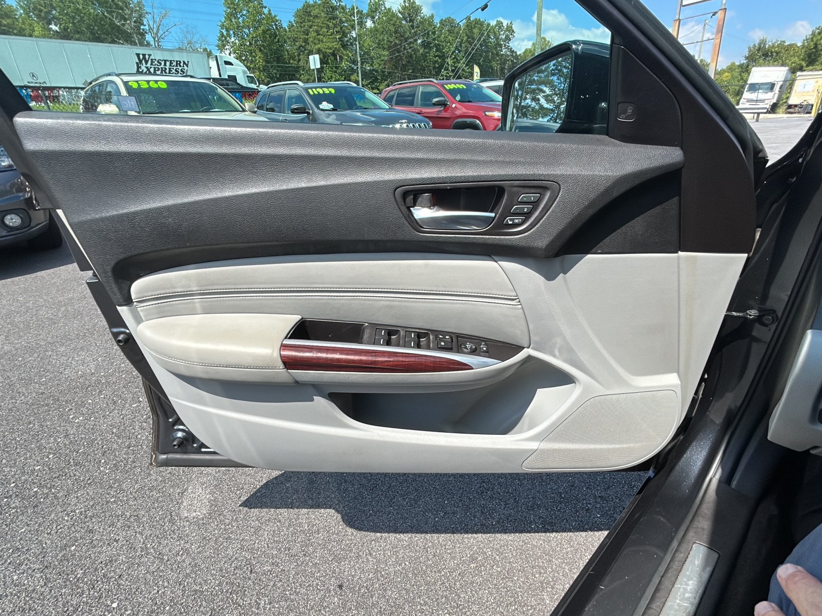 Used 2016 Acura TLX w/ Technology Package FWD image 17